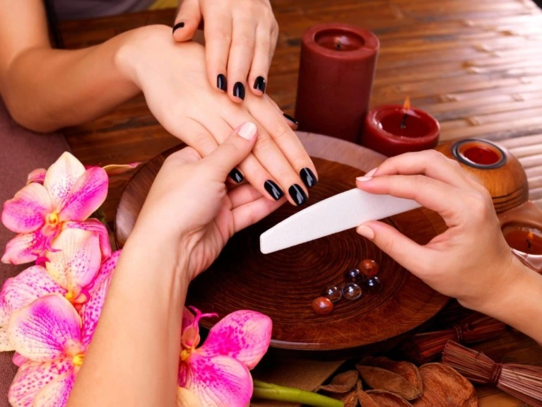 Nail Art Technician Jobs in Ghaziabad working in salon