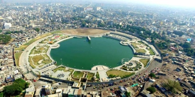 Nail Art Technician Jobs in Surat working in salon