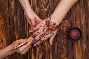 Mehandi Artist Jobs in Faridabad working in salon